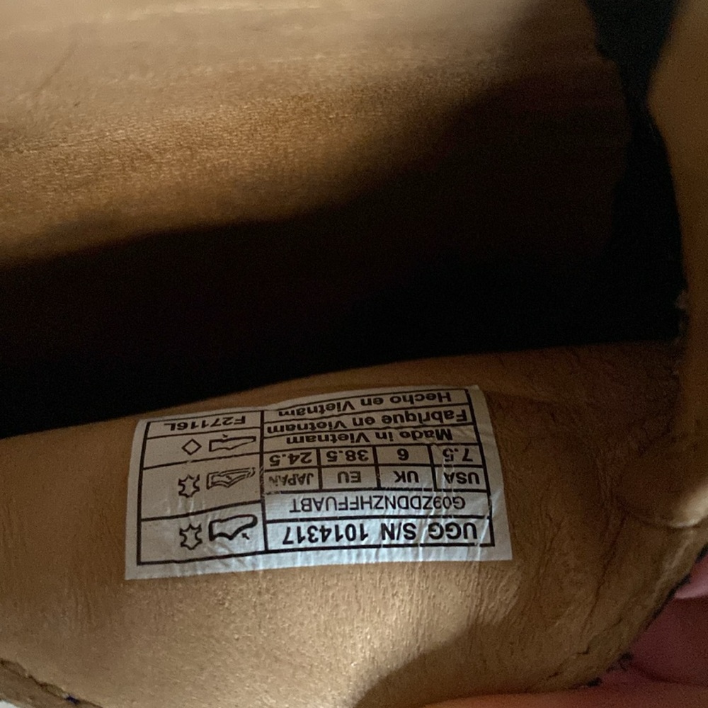 Ugg Shoes - Picture 3 of 6